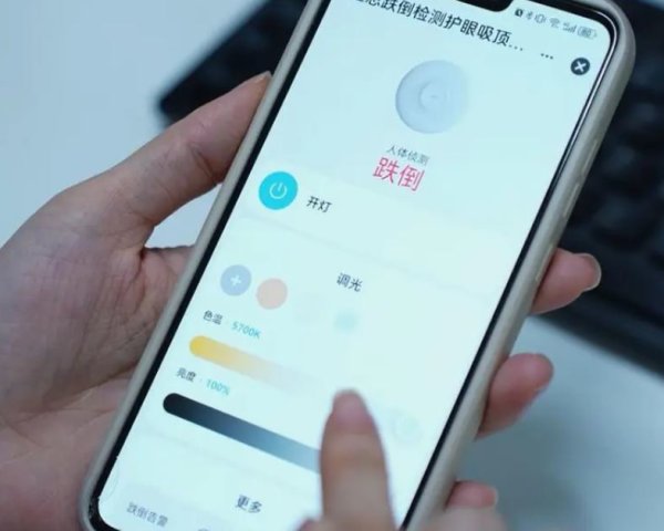 广州配资公司 守护老人的防摔跤灯值不值千元？上海探索新机制为养老科技破局